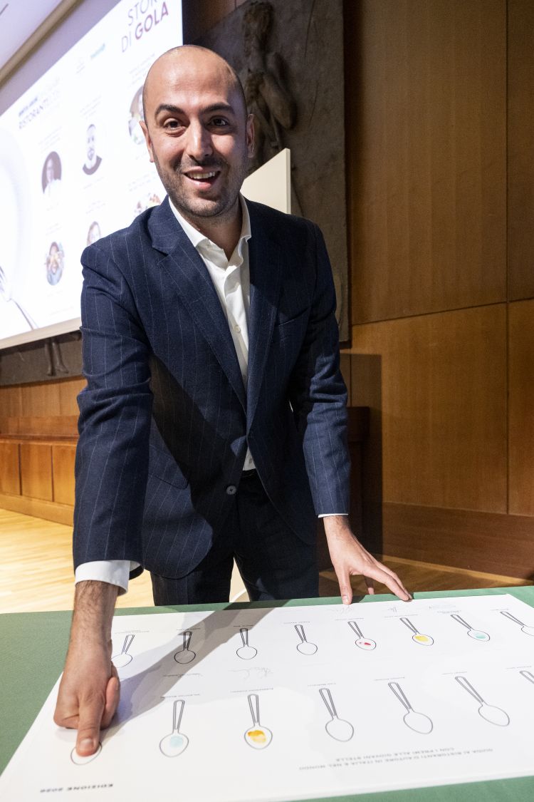 IL MIGLIOR SOMMELIIER - Patrizio Pizzi, Idylio by Apreda, Roma. Premia Famiglia Cotarella con la seguente motivazione: «Romano di nascita, affina la sua passione per il vino in importanti insegne, in Italia e oltre. Dal 2024 si esprime a due passi dal Pantheon, connettendo in modo brillante le identità delle vigne, le complessità dei territori e il gusto dei clienti».